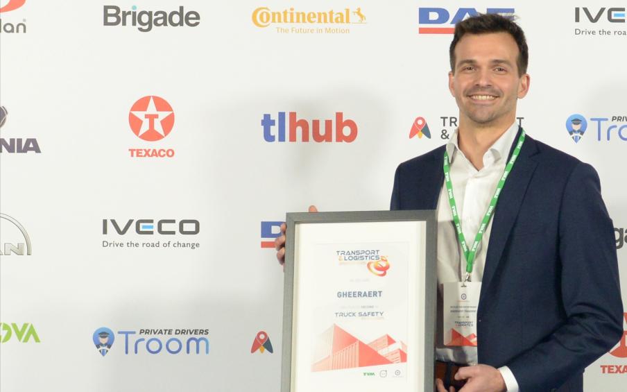 Nicolas Van den Wyngaert met de zilveren Truck Safety Award 2025